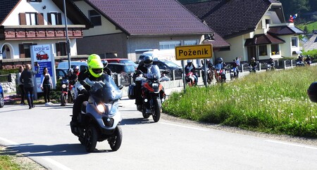 Motoristi med vožnjo skozi vas Poženik